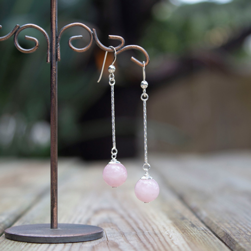 Ces boucles d'oreilles crochets quartz rose n'attendent que vous !