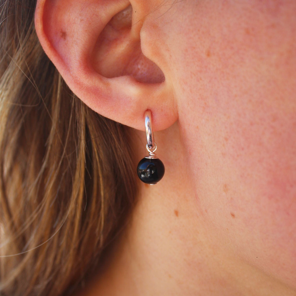 Craquez pour ces boucles d'oreilles demi-créoles onyx et découvrez les vertus de cette pierre fine !