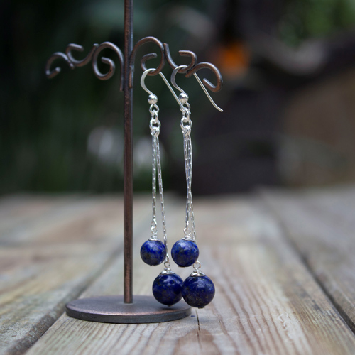 Ces boucles d'oreilles pendantes lapis lazuli n'attendent que vous !