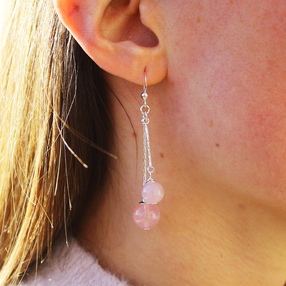 Ces boucles d'oreilles pendantes quartz rose n'attendent que vous !
