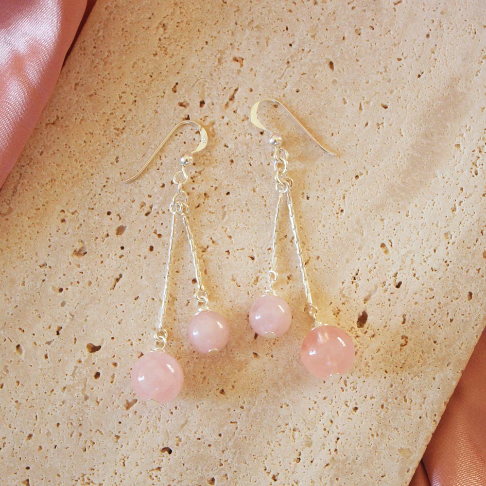 Ces boucles d'oreilles pendantes quartz rose n'attendent que vous !