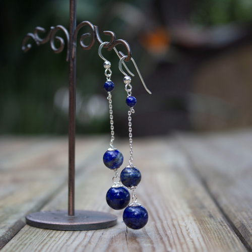 Craquez pour ces boucles d'oreilles perles lapis lazuli et découvrez les vertus de cette pierre fine !