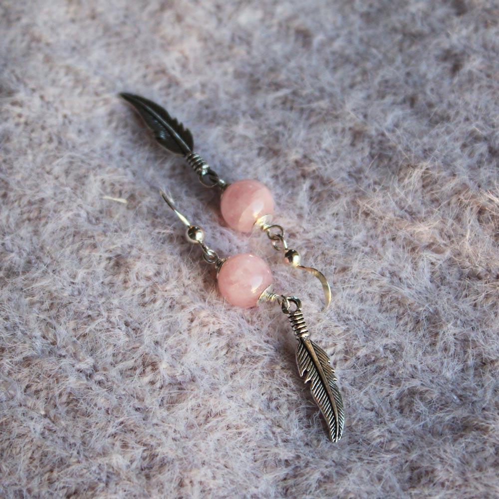 Craquez pour ces boucles d'oreilles plume quartz rose et argent, découvrez les vertus de cette pierre fine !