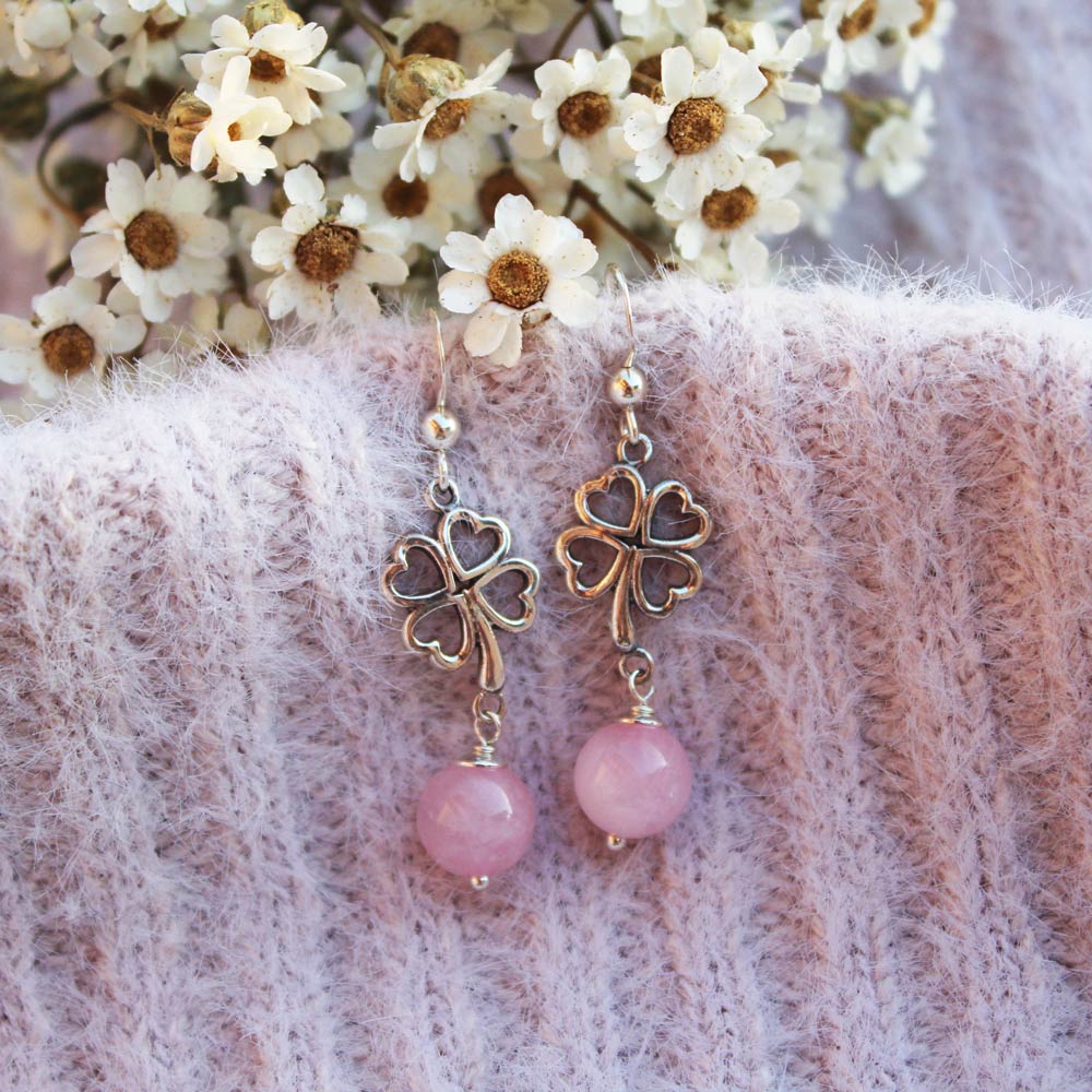 Avec ces boucles d'oreilles trèfle quartz rose, vous serez certain de faire plaisir !