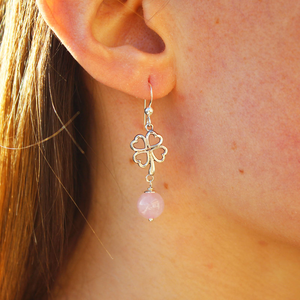Avec ces boucles d'oreilles trèfle quartz rose, vous serez certain de faire plaisir !