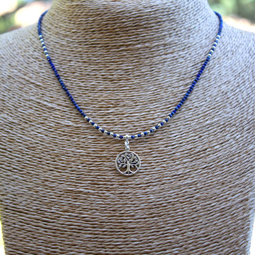 Découvrez vite ce charmant collier arbre de vie lapis lazuli !