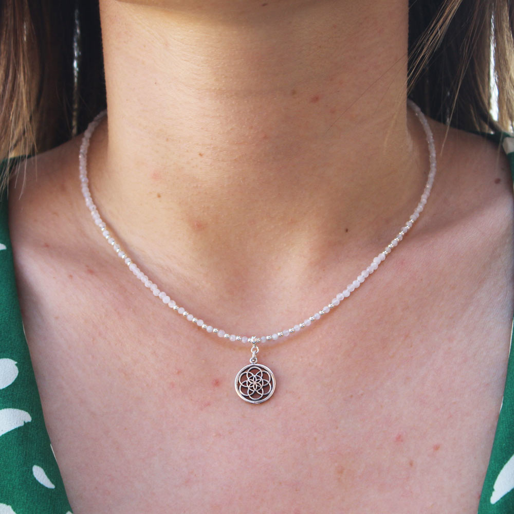 Préparez-vous à faire des envieux avec ce collier fleur de vie pierre de lune et argent !