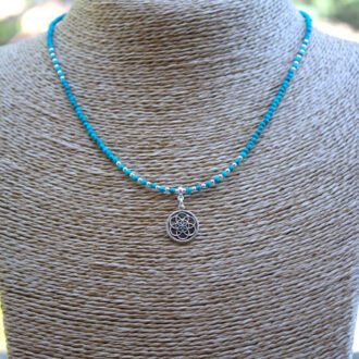 Préparez-vous à faire des envieux avec ce collier fleur de vie turquoise fermoir à ressort !