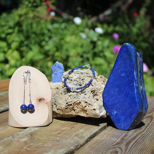 Découvrez la collection de bijoux et de pierres en lapis lazuli de Poussière de Lune !