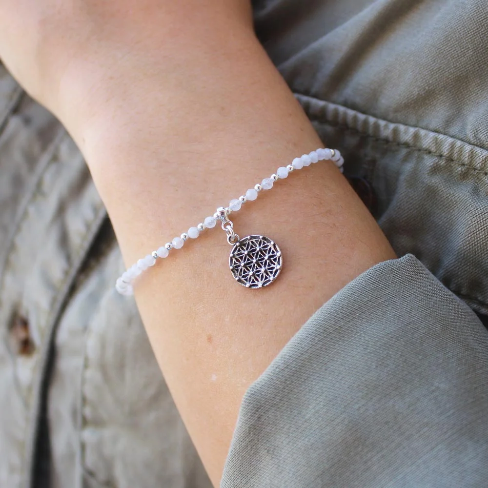Découvrez cet élégant bracelet fleur de vie pierre de lune qui habillera toutes vos tenues !