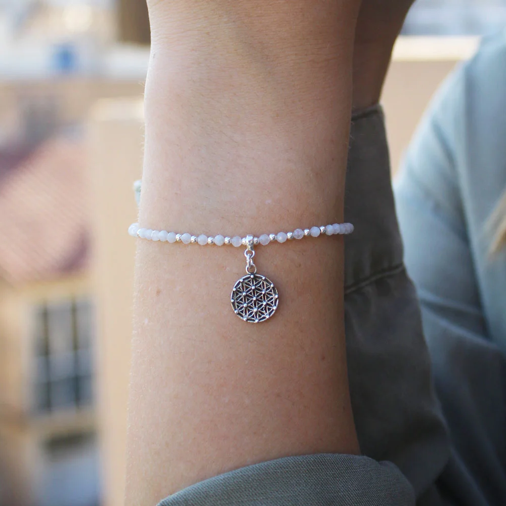 Découvrez cet élégant bracelet fleur de vie pierre de lune qui habillera toutes vos tenues !