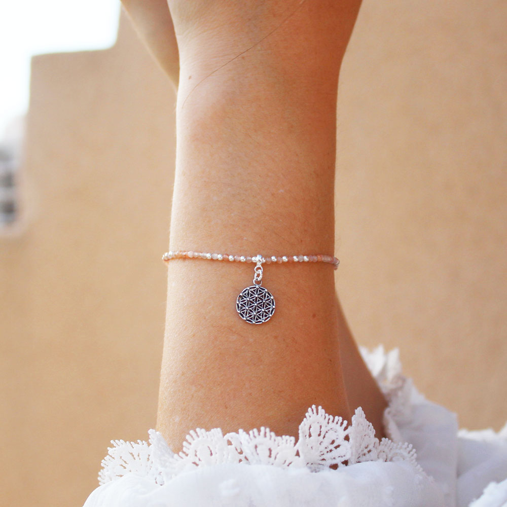 Découvrez cet élégant bracelet fleur de vie pierre de soleil qui habillera toutes vos tenues !