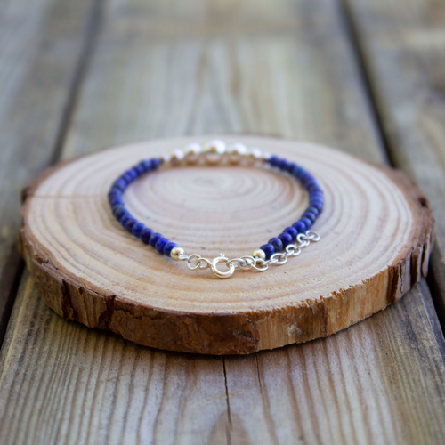 Profitez des nombreuses vertus de cette pierre fine grâce à ce bracelet lapis lazuli et argent !