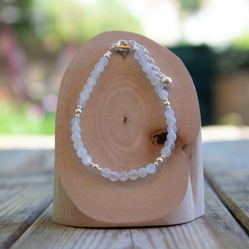 Découvrez cet élégant bracelet perles pierre de lune qui habillera toutes vos tenues !