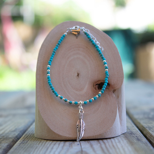 Profitez des nombreuses vertus de cette pierre fine grâce à ce bracelet plume turquoise !