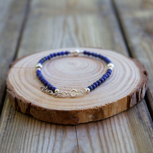Ce bracelet simple lapis lazuli sera le cadeau idéal pour faire plaisir à tous les coups !