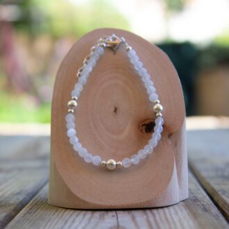 Laissez-vous tenter par ce charmant bracelet simple pierre de lune !