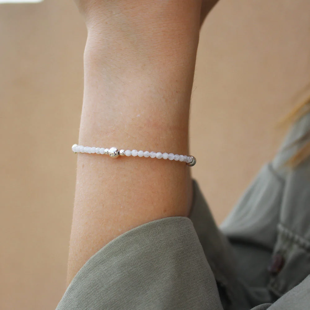Laissez-vous tenter par ce charmant bracelet simple pierre de lune !
