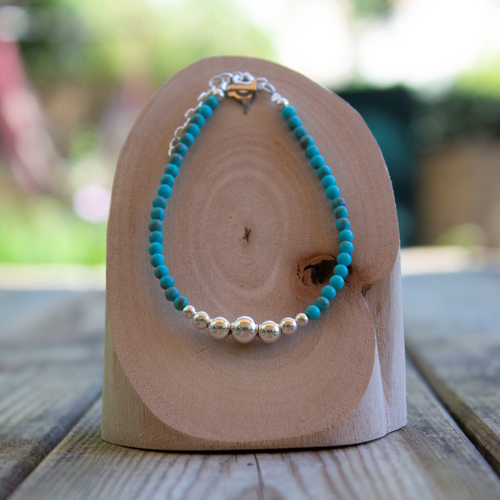 Profitez des nombreuses vertus de cette pierre fine grâce à ce bracelet turquoise et argent !