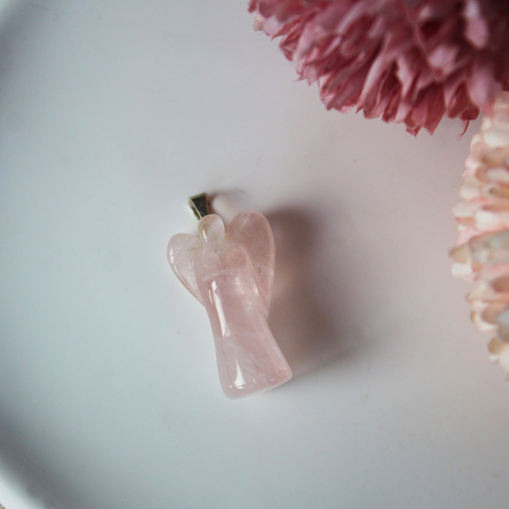 Ce pendentif ange quartz rose vous permettra de profiter pleinement des vertus de cette pierre fine !
