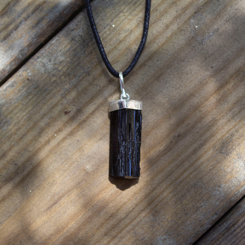 Ce pendentif tourmaline noire vous permettra de profiter pleinement des vertus de cette pierres fine !
