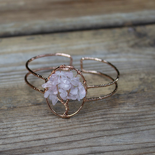 Découvrez cet élégant bracelet cuivre arbre de vie quartz rose qui habillera toutes vos tenues !