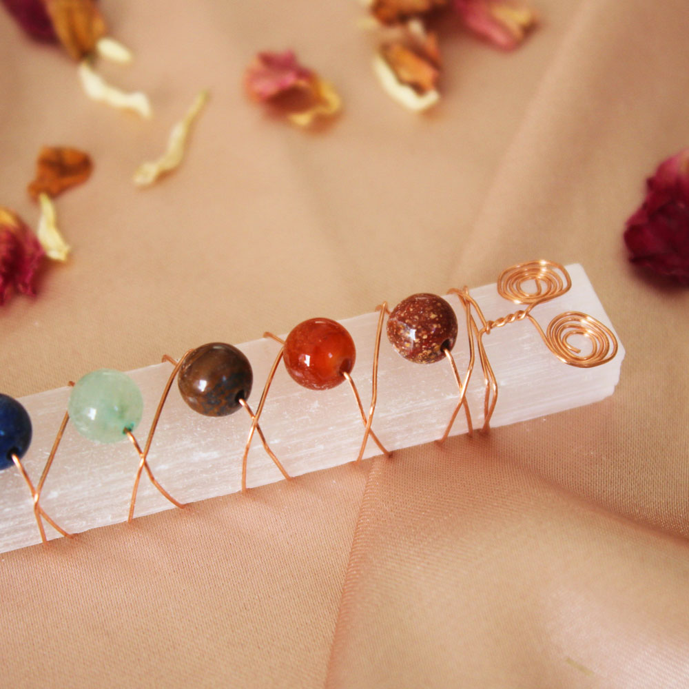 Découvrez notre bâton de sélénite doté des perles 7 chakras et profitez des vertus de la sélénite !