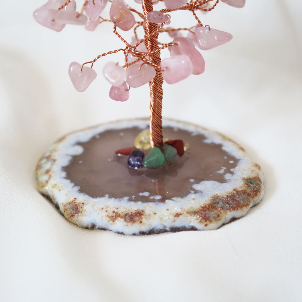 Arbre en quartz rose avec une tranche d'agate