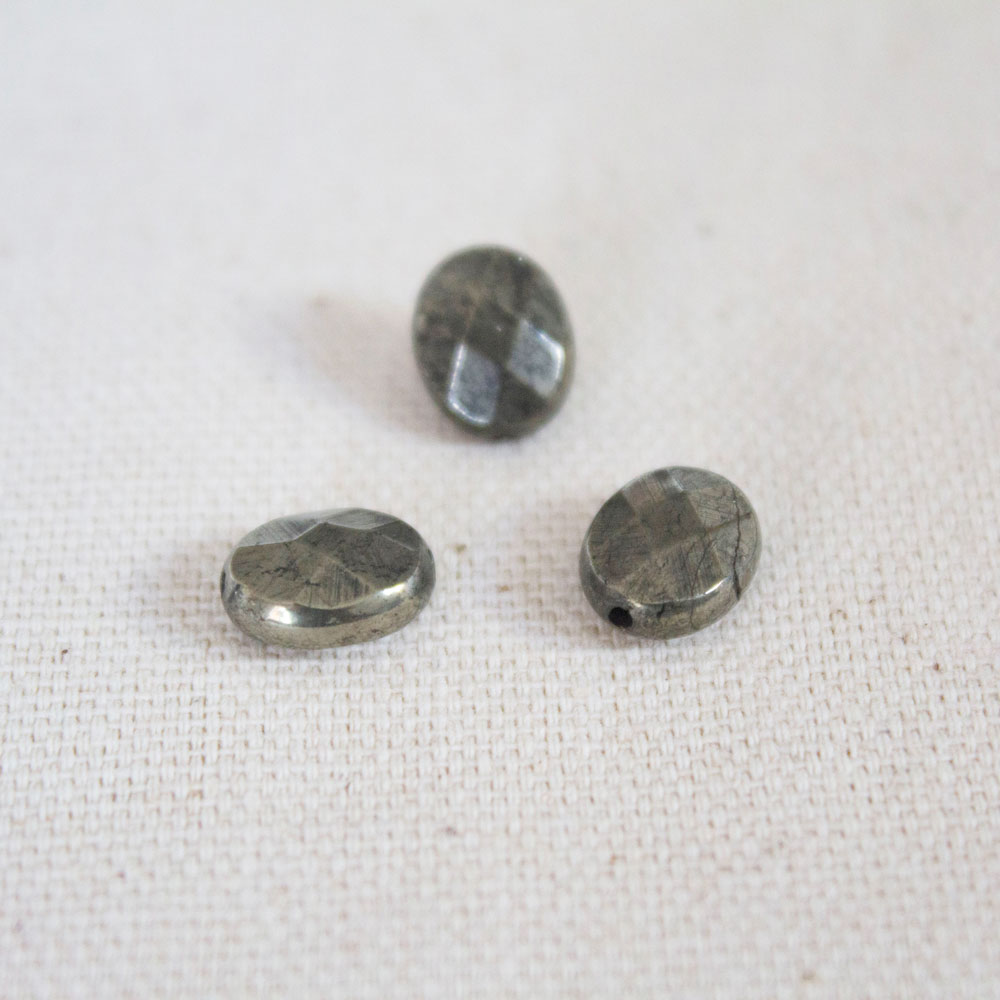 Appret de forme ovale et facetté en pierre naturelle de pyrite