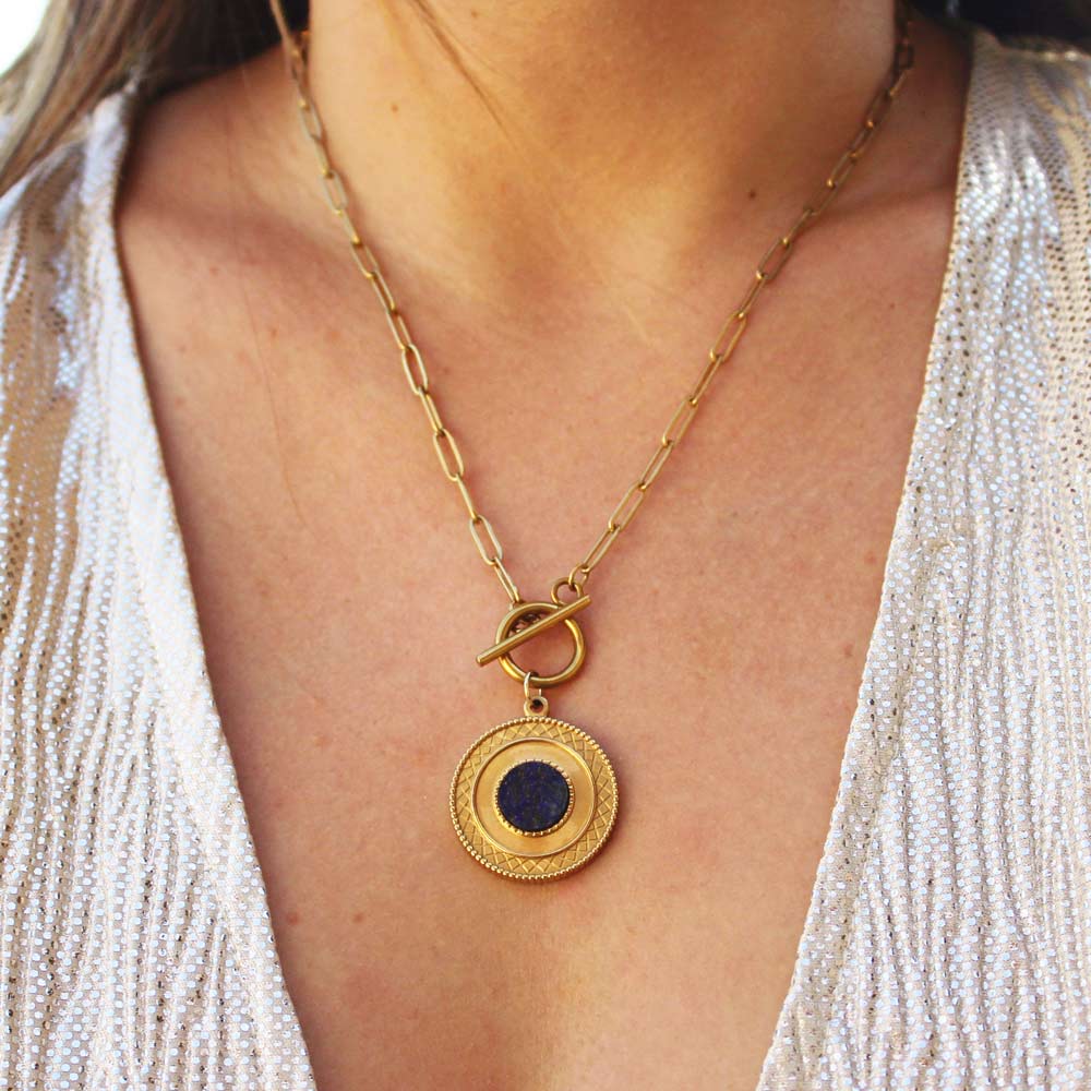 Découvrez notre collier Olbia et son pendentif en lapis lazuli !