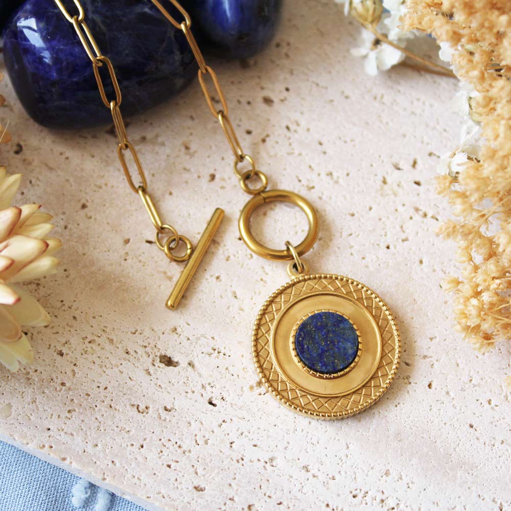 Découvrez notre collier Olbia et son pendentif en lapis lazuli !