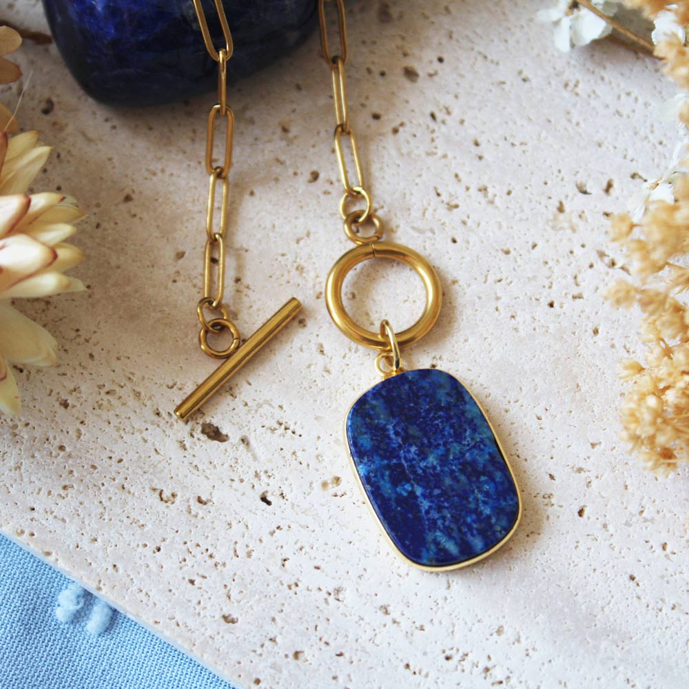 Découvrez notre collier tulum et son pendentif en lapis lazuli !