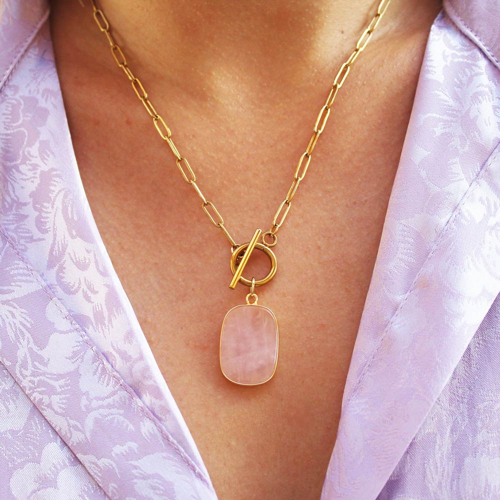 Découvrez notre collier tulum et son pendentif en quartz rose !