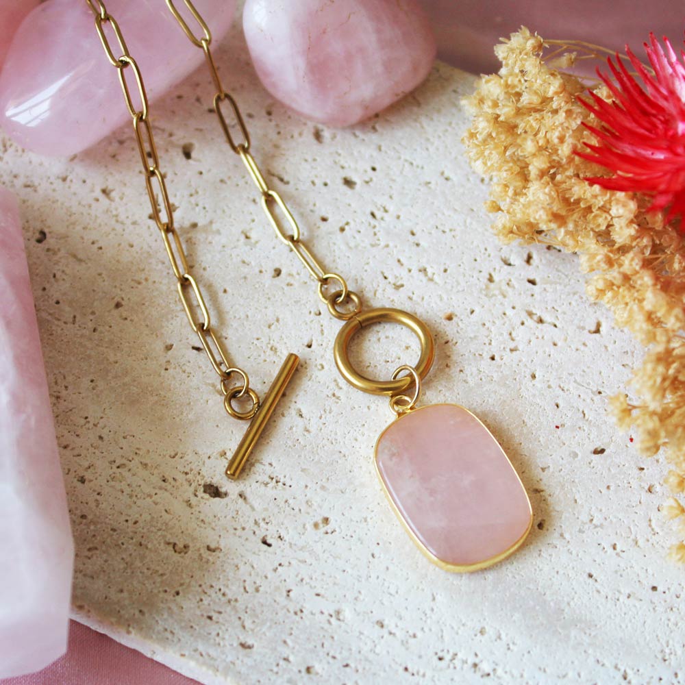 Découvrez notre collier tulum et son pendentif en quartz rose !