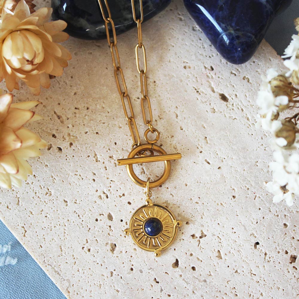Découvrez notre collier Marbella et son pendentif en lapis lazuli !
