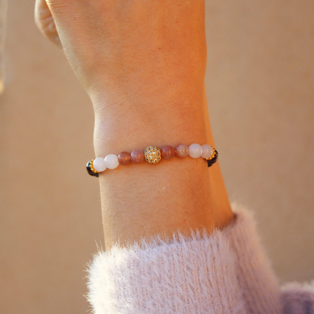 Découvrez notre bracelet GaÏa en grenat, quartz rose et pierre de soleil !