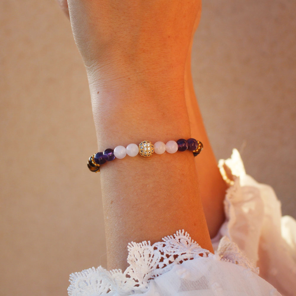 Découvrez notre bracelet Gaïa en quartz rose, améthyste et oeil de tigre !