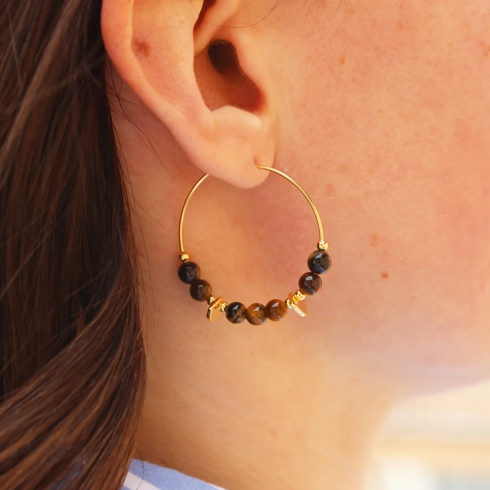 Découvrez nos boucles d'oreilles créoles Emma en oeil de tigre !
