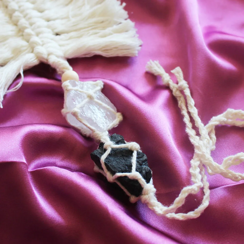Découvrez notre capteur d'énergie "Macramé sérénité" avec sa pierre de tourmaline noire et cristal de roche