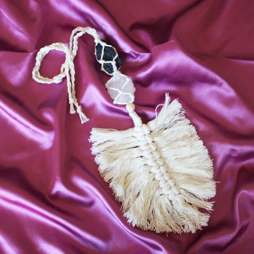 Découvrez notre capteur d'énergie "Macramé sérénité" avec sa pierre de tourmaline noire et cristal de roche